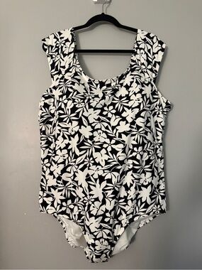 Lands’ End Sz 26 NWOT Black & White One-Piece Swimsuit